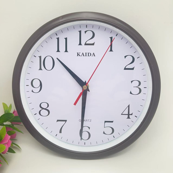 Стенно часовник – минималистичен, кръгъл пластмасов корпус, батерийно захранване, плавен ход на секундната стрелка, механизъм Aishida B-13