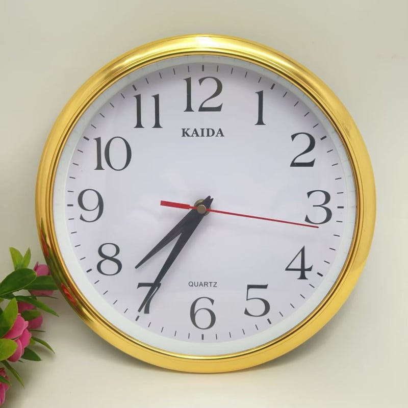 Стенно часовник – минималистичен, кръгъл пластмасов корпус, батерийно захранване, плавен ход на секундната стрелка, механизъм Aishida B-13