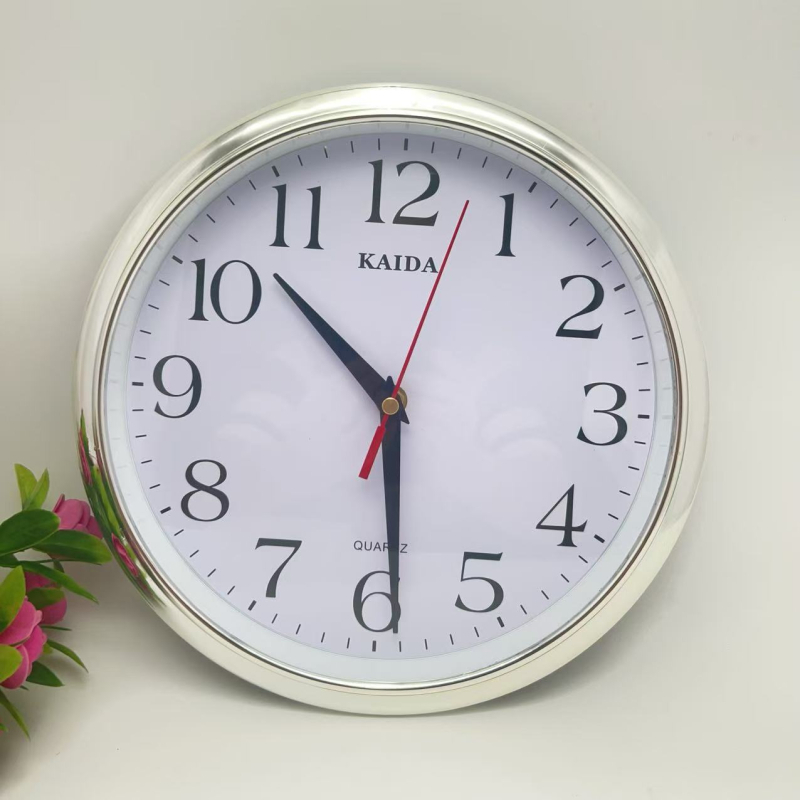 Стенно часовник – минималистичен, кръгъл пластмасов корпус, батерийно захранване, плавен ход на секундната стрелка, механизъм Aishida B-13