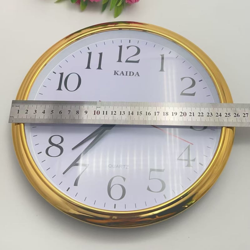 Стенно часовник – минималистичен, кръгъл пластмасов корпус, батерийно захранване, плавен ход на секундната стрелка, механизъм Aishida B-13