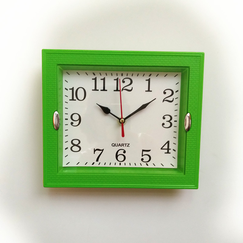 Štvorcové nástenné hodiny, batériové napájanie, kvartsový pohon s krokovým pohybom sekúnd, možnosť potlače loga