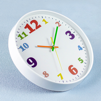Цветен детски стенен часовник с карикатурен дизайн, кръгъл, скандинавски модерен стил, кварцов механизъм със sweep, батерийно захранване, дисплей стрелка + цифри, циферблат PVC