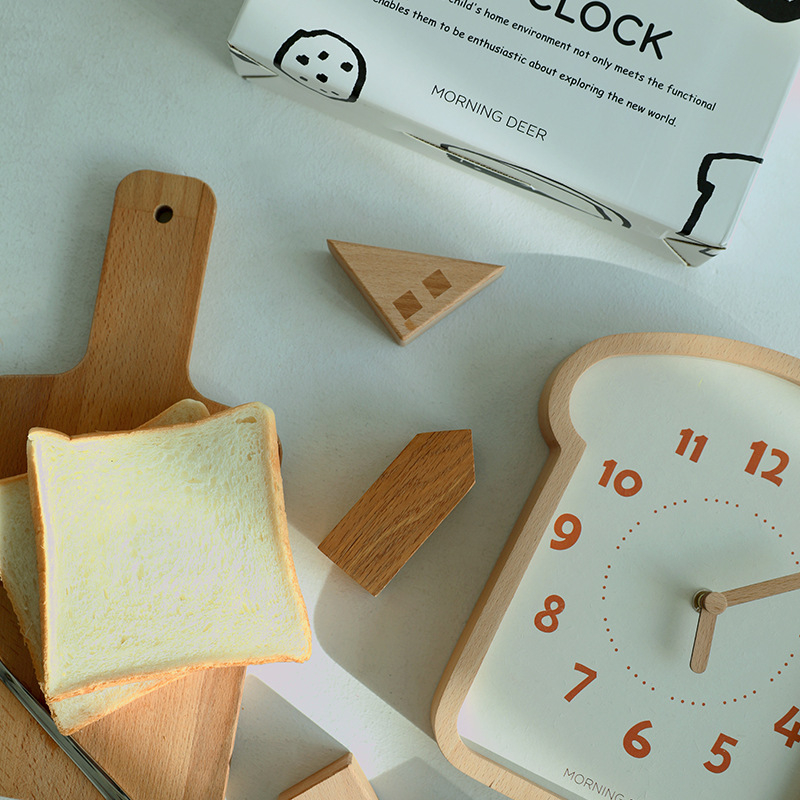 Дървен стенен часовник с покривообразен дизайн, механичен ход, батерийно захранване, пластмасов циферблат; подходящ за дневна, спалня и кабинет.