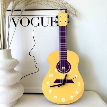 Настен часовник с карикатурна китарна форма — дървен корпус, батерийно захранване, плавно движение на секундата, едностранен, модерен стил