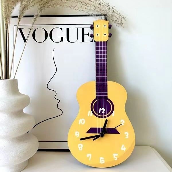 Настен часовник с карикатурна китарна форма — дървен корпус, батерийно захранване, плавно движение на секундата, едностранен, модерен стил