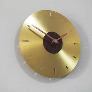 Стенно часовник MR6108 – плавно движение, батерийно захранване, циферблат от метал и черен орех, метален корпус