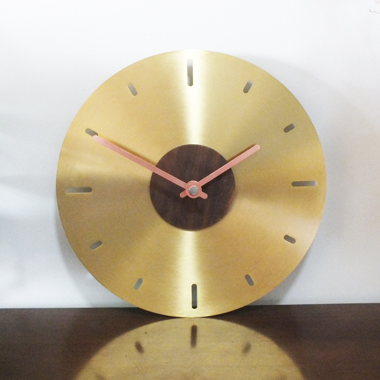 Стенно часовник MR6108 – плавно движение, батерийно захранване, циферблат от метал и черен орех, метален корпус