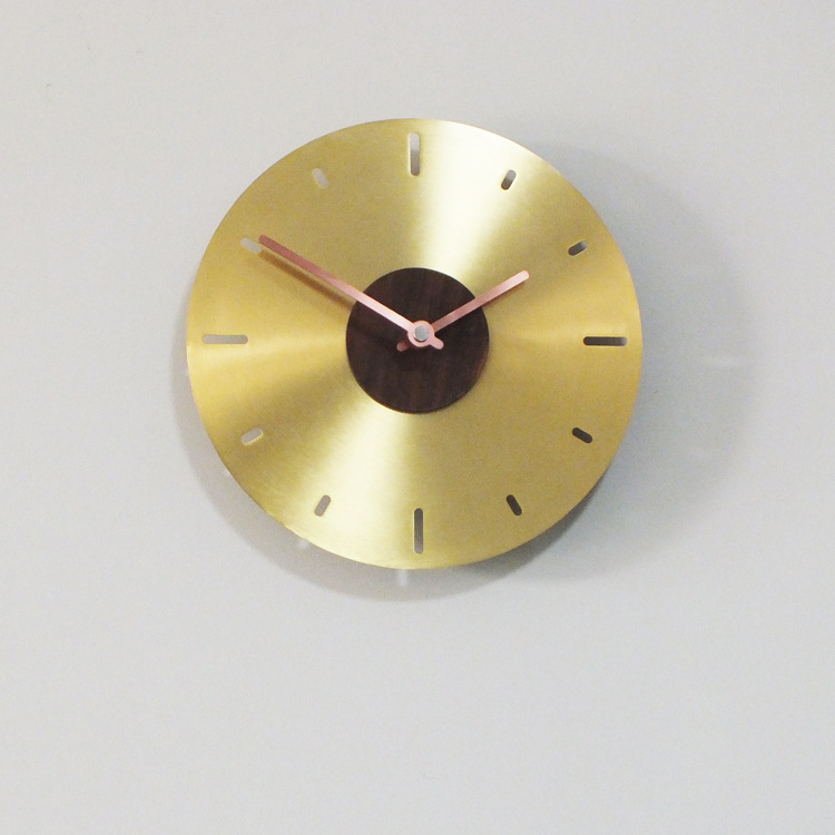 Стенно часовник MR6108 – плавно движение, батерийно захранване, циферблат от метал и черен орех, метален корпус