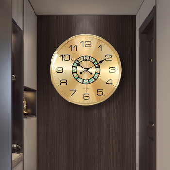 Стенно часовник, модерен кръгъл дизайн, кварцов ход със плавно движение, метален циферблат, пластмасов корпус, захранван от батерия