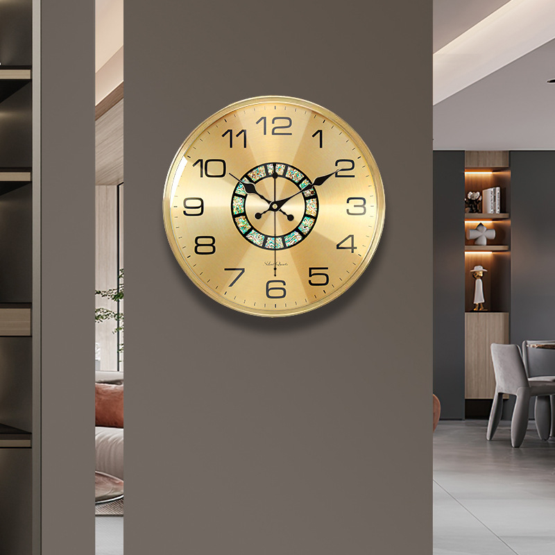 Стенно часовник, модерен кръгъл дизайн, кварцов ход със плавно движение, метален циферблат, пластмасов корпус, захранван от батерия