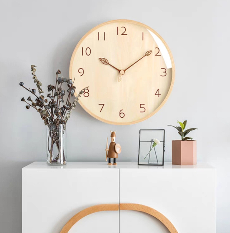 Masívne drevené nástenné hodiny, moderný nordický kruhový dizajn s lístkovými ručičkami, quartz pohyb, model 21888 (batériové napájanie)