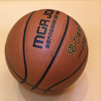 Odolná basketbalová lopta z PVC, vhodná do interiéru aj exteriéru, na tréningy na betónovej podlahe