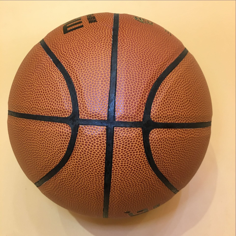 Odolná basketbalová lopta z PVC, vhodná do interiéru aj exteriéru, na tréningy na betónovej podlahe