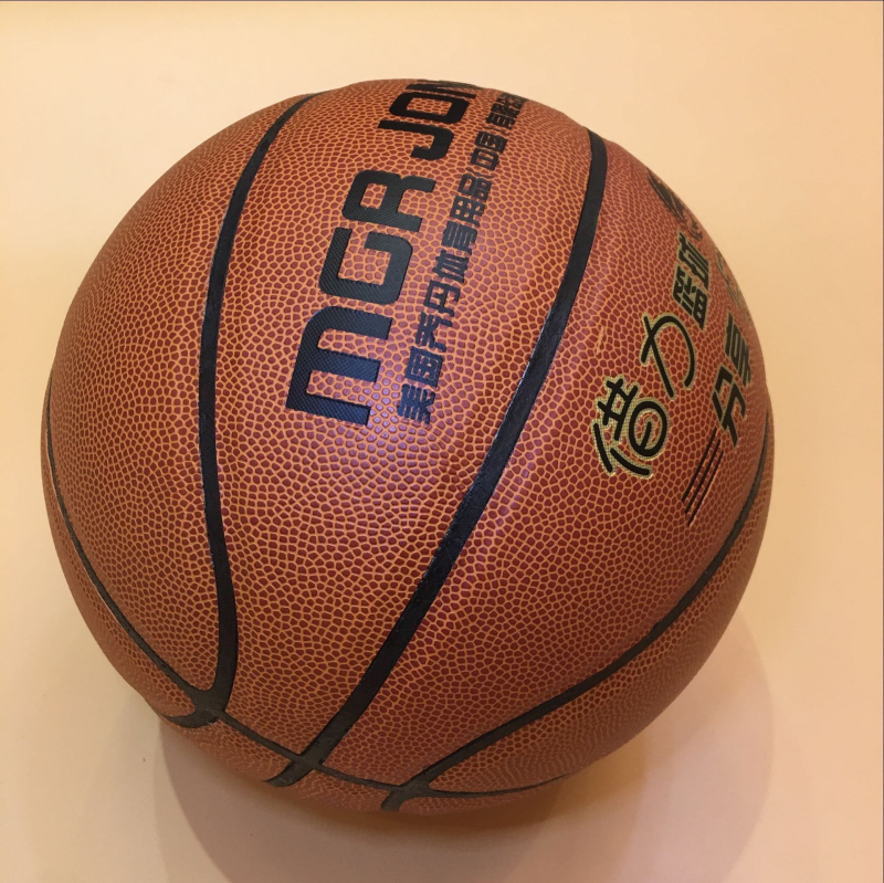 Odolná basketbalová lopta z PVC, vhodná do interiéru aj exteriéru, na tréningy na betónovej podlahe