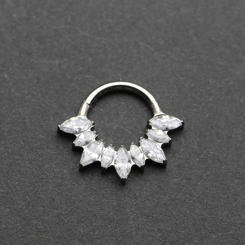 Носна халка от титанова сплав G23, сърцевидна форма, затворен пръстен, цирконови кристали, диамантена обработка, унисекс стил