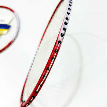 Wolf бадминтон ракета за аматьори и юноши, феросплавна рамка, тегло 95–100 g, прав удар