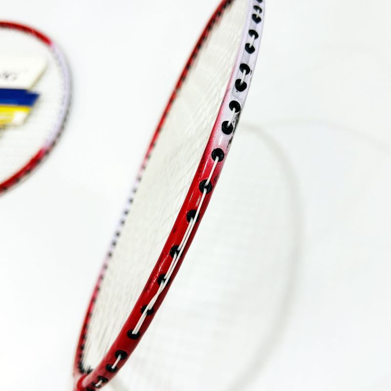 Wolf бадминтон ракета за аматьори и юноши, феросплавна рамка, тегло 95–100 g, прав удар