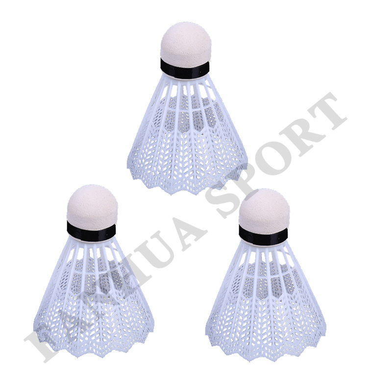 Комплект за бадминтон с мрежа – преносим за открито семейно забавление. За любители и юноши. Рамка: феросплав; Корди: нейлон; Тегло 95–100 g; Дръжка: G2; Тип ракета: прав удар