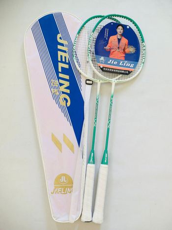 Бадминтон ракета — рамка от алуминиева стъклена композитна структура, найлонови струни, 2 броя, тегло 90–94 г, дръжка G4, праволинеен дизайн