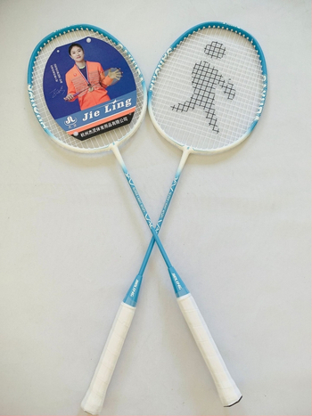 Bedmintonová raketa — rám z hliníka a sklenenou vrstvou, nylonové struny, 2 kusy, hmotnosť 90–94 g, rukoväť G4, dizajn priameho zásahu