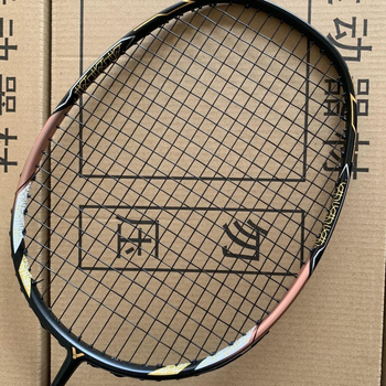 Ракета за бадминтон с рамка от карбон, твърд прът, прав тип, тегло 80-84 g, дебелина на хватката G5