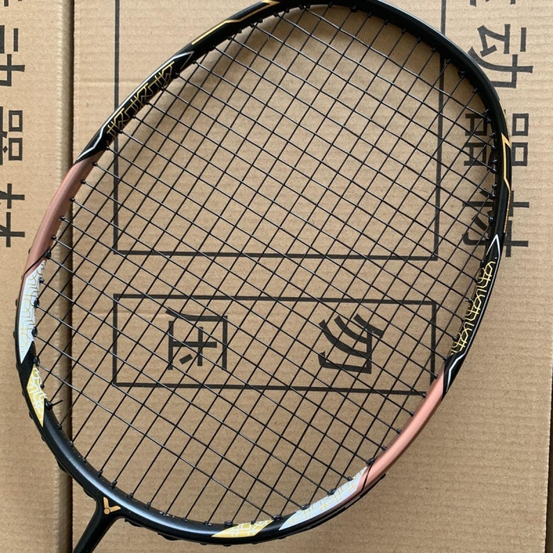 Ракета за бадминтон с рамка от карбон, твърд прът, прав тип, тегло 80-84 g, дебелина на хватката G5