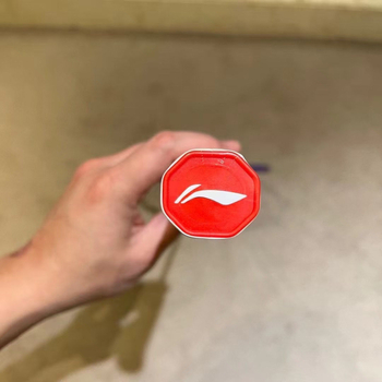 Бадминтон ракета — карбонова рамка, тегло 80–84 g, дебелина на дръжката G5, тип праволинеен, твърд вал