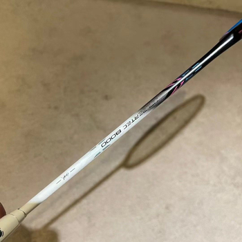 Бадминтон ракета — карбонова рамка, тегло 80–84 g, дебелина на дръжката G5, тип праволинеен, твърд вал