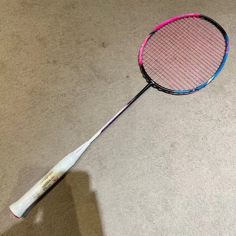 Бадминтон ракета — карбонова рамка, тегло 80–84 g, дебелина на дръжката G5, тип праволинеен, твърд вал