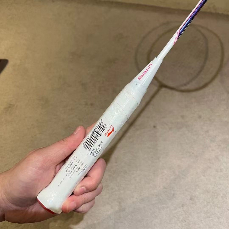 Бадминтон ракета — карбонова рамка, тегло 80–84 g, дебелина на дръжката G5, тип праволинеен, твърд вал