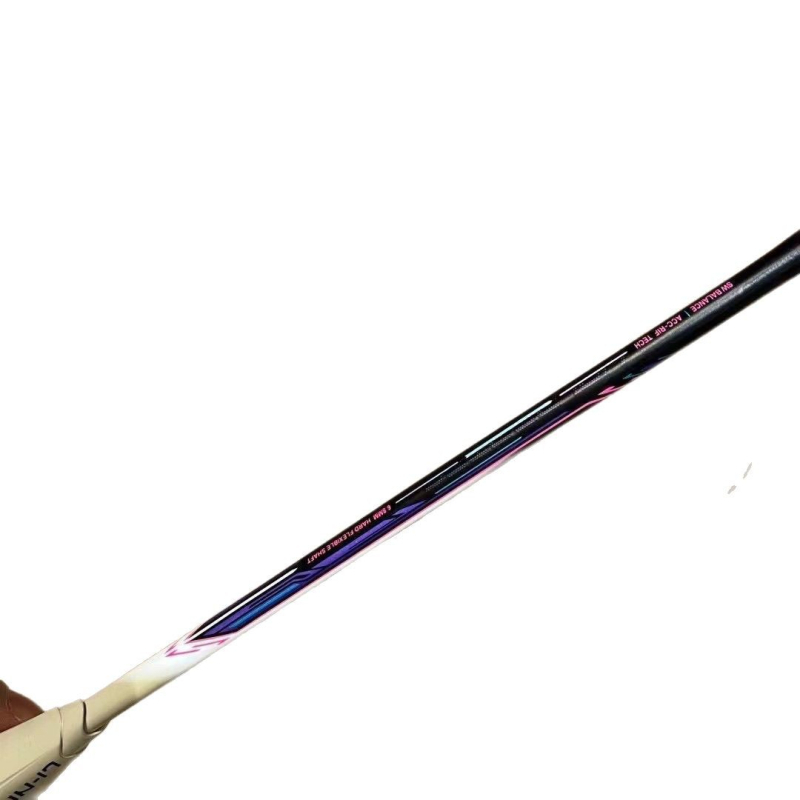 Бадминтон ракета — карбонова рамка, тегло 80–84 g, дебелина на дръжката G5, тип праволинеен, твърд вал