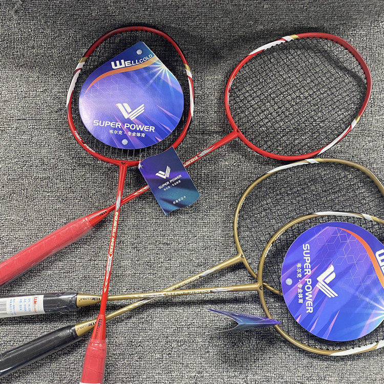 Rachetă de badminton cu cadru din aluminiu, coarda din nylon, greutate 95–100 g, grosimea mânerului G5, tip lovire: lovire orizontală