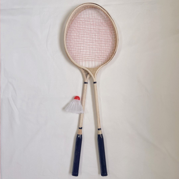 Bedmintonová raketa – drevený rám, vláknitá šnúra, hmotnosť 95–100 g, hrúbka rúčky G1, priama streľba