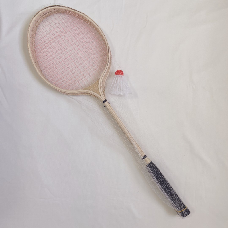 Бадминтон ракета – дървена рамка, фибърна струна, тегло 95–100 g, дебелина на дръжката G1, директен удар