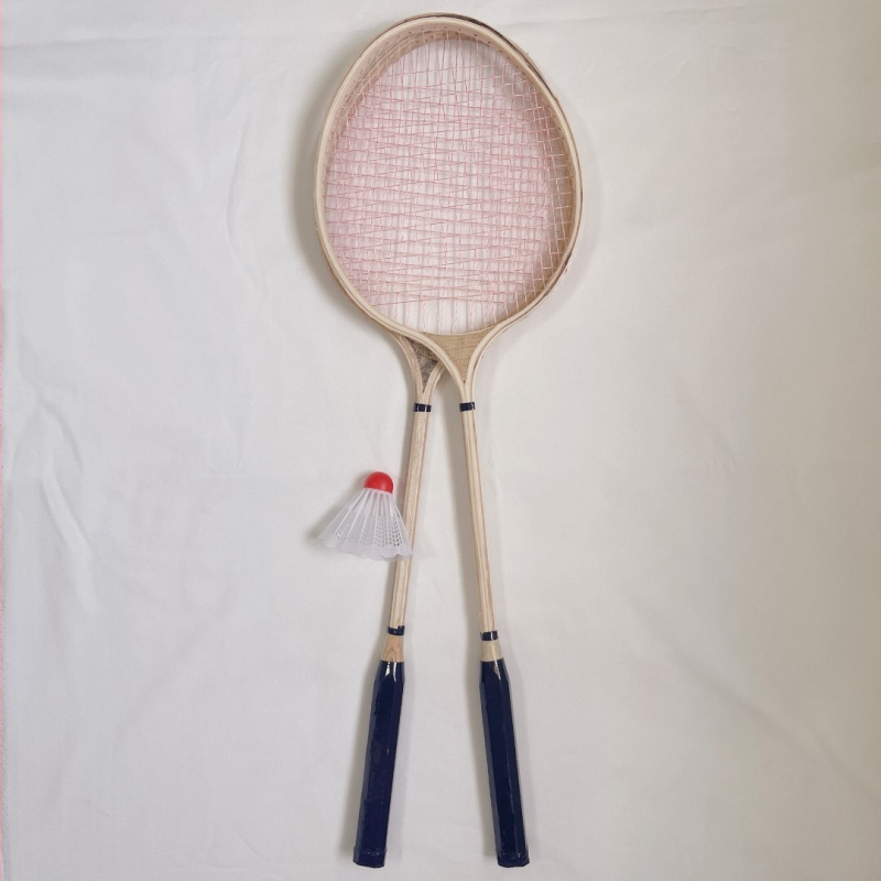 Bedmintonová raketa – drevený rám, vláknitá šnúra, hmotnosť 95–100 g, hrúbka rúčky G1, priama streľba