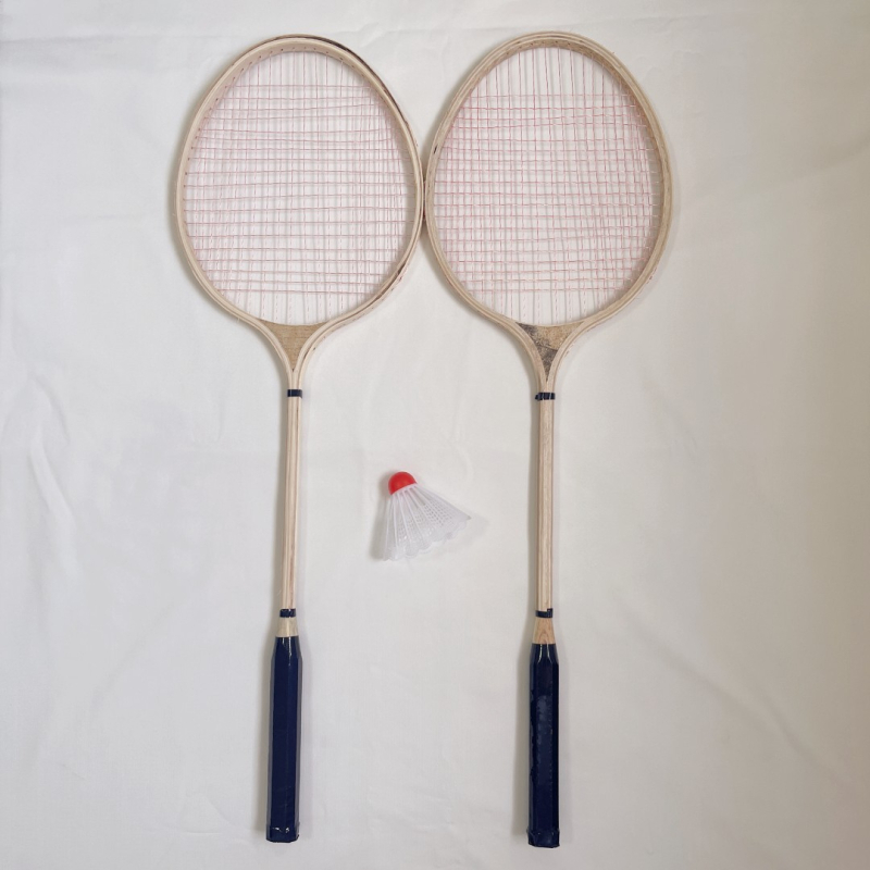 Бадминтон ракета – дървена рамка, фибърна струна, тегло 95–100 g, дебелина на дръжката G1, директен удар