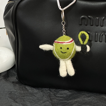 Вълнена филц висулка – чиста вълна, тенис мотив, карикатурен стил, висулка за чанта, ръчна изработка, зимен сезон 2025