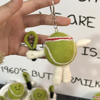 Вълнена филц висулка – чиста вълна, тенис мотив, карикатурен стил, висулка за чанта, ръчна изработка, зимен сезон 2025