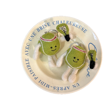 Вълнена филц висулка – чиста вълна, тенис мотив, карикатурен стил, висулка за чанта, ръчна изработка, зимен сезон 2025