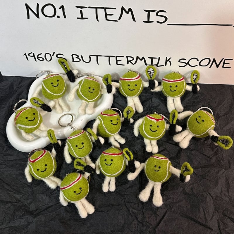 Вълнена филц висулка – чиста вълна, тенис мотив, карикатурен стил, висулка за чанта, ръчна изработка, зимен сезон 2025