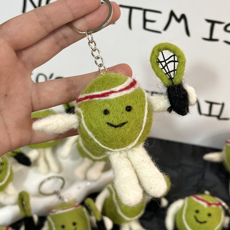 Вълнена филц висулка – чиста вълна, тенис мотив, карикатурен стил, висулка за чанта, ръчна изработка, зимен сезон 2025