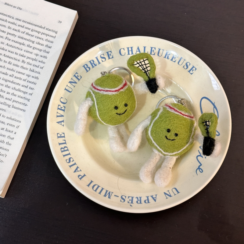 Вълнена филц висулка – чиста вълна, тенис мотив, карикатурен стил, висулка за чанта, ръчна изработка, зимен сезон 2025