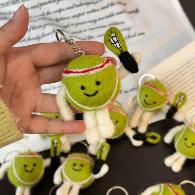 Тенис кукла — висулка за ключодържател от филцована вълна, ръчна изработка, модел тенис, прост стил за чанти