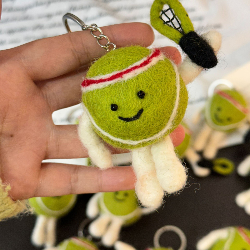 Тенис кукла — висулка за ключодържател от филцована вълна, ръчна изработка, модел тенис, прост стил за чанти