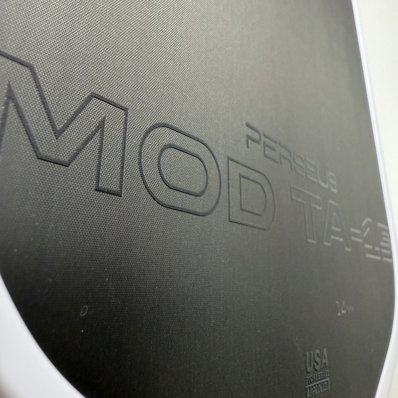 Heng Yi Пикълбол палка с Toray T700 въглеродни влакна, EVA-пълнено 16 мм термоформиран корпус, тегло 225 g ±5 g, кожена ръкохватка