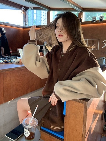 Jachetă bomber de damă în stil american, retro, țesătură groasă, guler rotund, mâneci lungi, model 3D cu cusături collage, croială lejeră