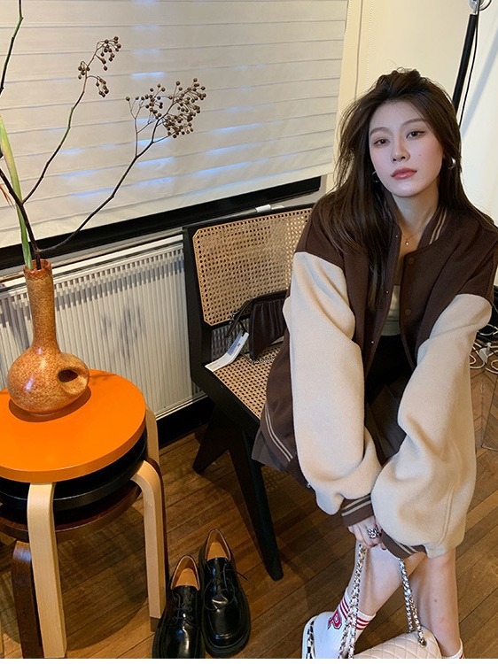 Jachetă bomber de damă în stil american, retro, țesătură groasă, guler rotund, mâneci lungi, model 3D cu cusături collage, croială lejeră