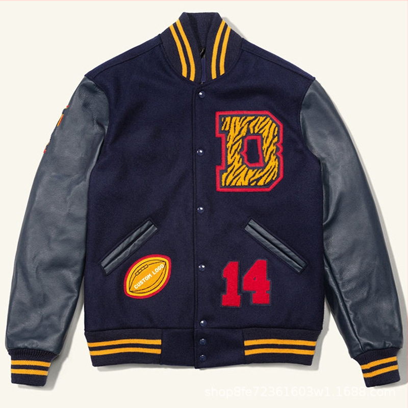 Raidžių džemperis-jacketas su išsiuvintu emblema, gatvės stilius, aukšta apykaklė, vienas mygtukas priekyje, medvilnės mišinys