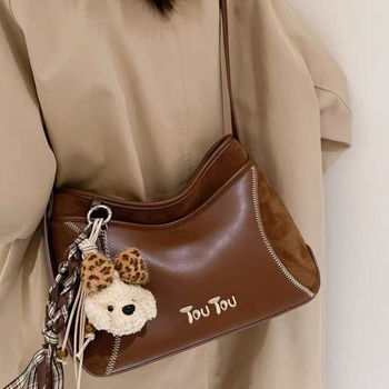 PU patchwork kott, horisontaalne ruudukujuline kuju, lukustuv avamine, sisemine tasku, telefoni tasku (Materjal: PU; Patchwork kujundus; Horisontaalne ruutu kujund; Lukustuv avamine; Telefoni tasku)