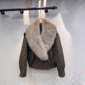 Jachetă damă din piele artificială cu guler din blană, nasturi dublu-rând, jacquard poliester, croială lejeră